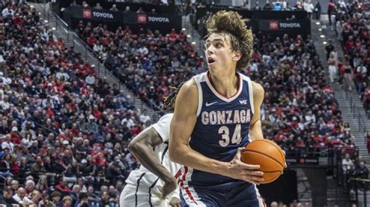 How far is Gonzaga from Seattle?